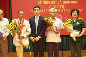 Đại diện doanh nghiệp trẻ (đứng giữa), tặng quà tri ân các cựu chiến binh Trường Sơn. Trong ảnh: Ông Hà Quý Phiến đứng thứ hai từ trái sang; bà Trần Thị Chung đứng ngoài cùng bên phải.
