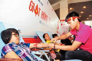 Thanh niên hiến máu tình nguyện tại Lễ hội Xuân hồng.