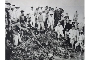 Chủ tịch Hồ Chí Minh tát nước chống hạn với bà con nông dân ở cánh đồng Quai Chải, xã Đại Thanh, huyện Thường Tín, Hà Đông (ngày 12-1-1958). Ảnh tư liệu