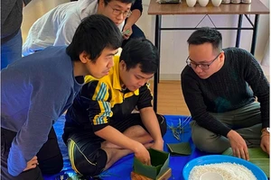 Nhóm các kỹ sư trẻ và du học sinh người Việt đang sinh sống tại TP Kawasaki (Nhật Bản) cùng nhau gói bánh chưng đón Tết