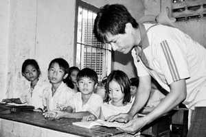 Ngoài thời gian chữa bệnh cứu người, bác sĩ Trương Thế Dũng lại dạy chữ cứu những tâm hồn trẻ thơ bất hạnh.