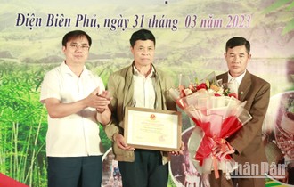 Bản Nà Tấu 1 đón Bằng công nhận nghề mây tre đan truyền thống