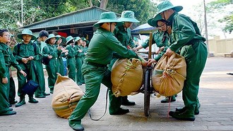 Lần đầu tiên hàng trăm đại biểu thiếu nhi xuất sắc về nguồn tại Điện Biên