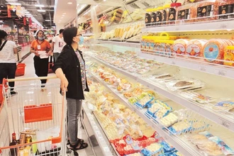 Ngành chế biến lương thực, thực phẩm TP Hồ Chí Minh còn nhiều dư địa để bứt phá. Trong ảnh: Người tiêu dùng đang mua thực phẩm tại một siêu thị. 