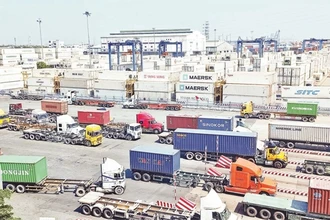 Dòng vốn từ các doanh nghiệp FDI góp phần chuyển dịch cơ cấu kinh tế của thành phố Hồ Chí Minh. Trong ảnh: Vận chuyển hàng hóa tại cảng Cát Lái. 