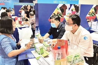 Các doanh nghiệp giao thương, kết nối cung - cầu tại Hội nghị kết nối cung - cầu hàng hóa giữa TP Hồ Chí Minh và các tỉnh, thành phố năm 2020.