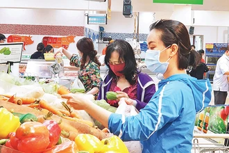 Người dân mua thực phẩm sạch tại một siêu thị ở TP Hồ Chí Minh. Ảnh: CTV