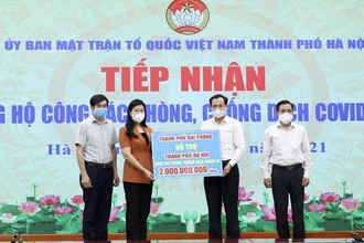 Ủy ban MTTQ TP Hà Nội tiếp nhận ủng hộ từ Ủy ban MTTQ TP Hải Phòng. 
