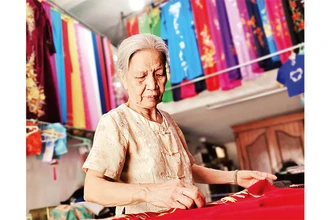 Dù đã hơn 80 tuổi, bà Quyến vẫn gắn bó với nghề may áo dài truyền thống.