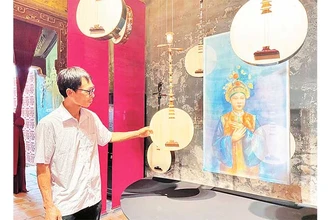 Nghệ nhân Đào Anh Tuấn giới thiệu những nhạc cụ do gia đình mình sản xuất.