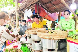 Một góc phiên chợ quê xã Long Thuận, huyện Hồng Ngự, tỉnh Đồng Tháp.