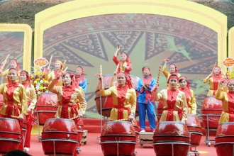 Biểu diễn trống hội tại Lễ hội truyền thống Đền thờ Nữ tướng Lê Chân, xã Thanh Sơn, huyện Kim Bảng. 