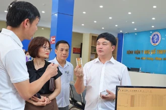 Lãnh đạo Bệnh viện Y học cổ truyền tỉnh Thái Bình phổ biến cách dùng thẻ khám, chữa bệnh thông minh, không dùng tiền mặt.