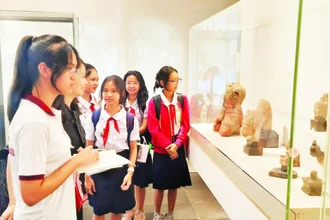 Học sinh tham quan Bảo tàng Lịch sử Thành phố Hồ Chí Minh.