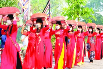 Rước bánh trôi dâng lên Hai Bà Trưng tại lễ hội đền Hát Môn.