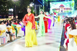 Biểu diễn áo dài tại Lễ hội Áo dài Thành phố Hồ Chí Minh lần thứ 10-năm 2024.