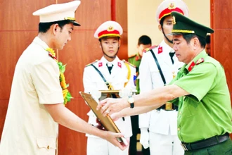 Đại diện lãnh đạo Công an tỉnh Kiên Giang trao giấy khen đảng viên trẻ tiêu biểu, đoàn viên tiên tiến làm theo lời Bác năm 2024.
