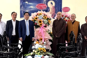 Đồng chí Nguyễn Chí Tài Tặng hoa chúc mừng đến Học viện Phật giáo Việt Nam tại Huế. (Ảnh: TB)
