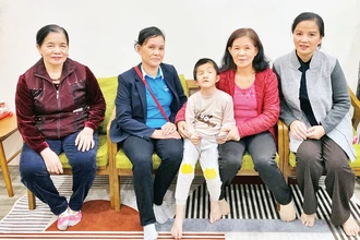 Bà Nhuần (thứ hai từ phải sang) cùng cán bộ Tổ dân phố số 9 thăm hỏi, tặng quà một số cháu bé có hoàn cảnh khó khăn trên địa bàn phường Giang Biên. 