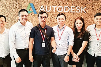 Hoàng Thanh Long (thứ tư từ phải sang) tham dự hội thảo tại trụ sở hãng Autodesk ở Singapore. 