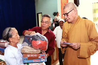 Hòa thượng Thích Châu Quang, Trưởng Ban Trị sự Giáo hội Phật giáo Việt Nam tỉnh Ðắk Lắk thăm, trao quà tặng các gia đình khó khăn ở Ðắk Lắk. 