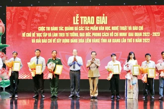 Lãnh đạo tỉnh trao giải cho các tác giả đạt giải A. 