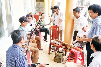 Một lớp tập huấn sử dụng nhạc cụ dân tộc được huyện Gia Viễn (Ninh Bình) tổ chức, thu hút nhiều người tham gia. (Ảnh MINH QUANG) 