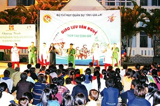Đội công tác tuyên truyền văn hóa cơ sở biểu diễn văn nghệ phục vụ người dân xã Kon Pne, huyện Kbang. 