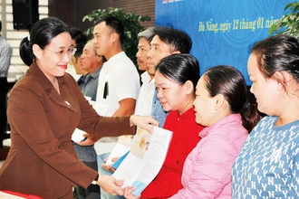 Lãnh đạo thành phố Đà Nẵng trao quyết định thuê nhà chung cư cho các hộ dân. 