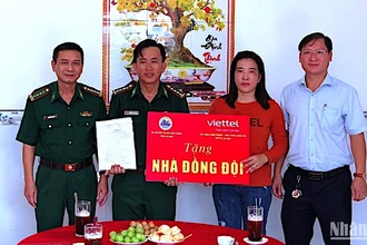 Đại tá Nguyễn Quang Hà, Phó Chính ủy Bộ đội Biên phòng Cà Mau và đơn vị tài trợ tặng biểu trưng trao “Nhà đồng đội” cho quân nhân Nguyễn Thanh Thiện. 