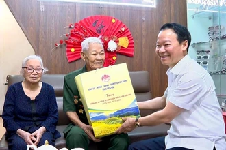 Bí thư Tỉnh ủy Đỗ Đức Duy tặng quà chiến sĩ Điện Biên tại thành phố Yên Bái. Ảnh: THANH SƠN.