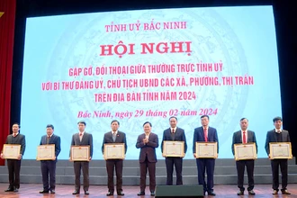 Bí thư Tỉnh ủy Bắc Ninh trao Bằng khen tặng các cá nhân có thành tích công tác xuất sắc trong năm 2023