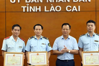Các cá nhân có thành tích xuất sắc trong chống buôn lậu, gian lận thương mại ở Lào Cai được Ban chỉ đạo 389 Quốc gia tặng Bằng khen chiều 25/7.