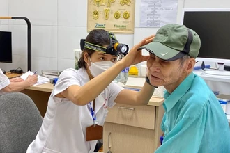 Các y, bác sĩ thăm khám cho người khuyết tật, người trong hộ cận nghèo tại Phòng khám 21 Phan Chu Trinh sáng 15/4.