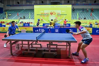 Mở màn cho trận chung kết đồng đội nam là cuộc đối đầu giữa hai tay vợt hàng đầu của bóng bàn Việt Nam, Nguyễn Đức Tuân (Long Hải-Hải Dương 1) gặp Nguyễn Anh Tú (Hà Nội 1).