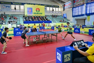 Trận bán kết đôi nam nữ giữa Nguyễn Thị Nga và Lê Đình Đức (bên trái) gặp Tạ Hồng Khánh và Nguyễn Khoa Diệu Khánh.