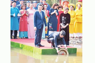 Nghi lễ thả cá chép tại hồ Sen trong Hoàng thành Thăng Long.