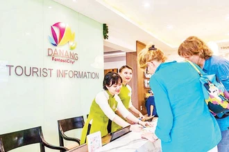 Nhân viên Trung tâm hỗ trợ du khách Đà Nẵng giới thiệu thông tin các nền tảng số cho du khách.