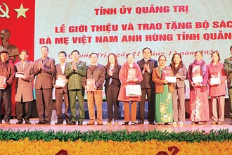 Trao tặng bộ sách “Bà mẹ Việt Nam Anh hùng tỉnh Quảng Trị” cho đại diện thân nhân Bà mẹ Việt Nam Anh hùng tỉnh Quảng Trị.