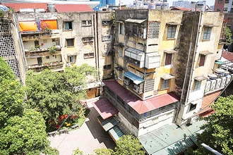 Nhiều chung cư cũ ở Hà Nội chờ được cải tạo, xây mới.