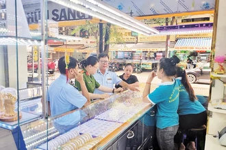 Lực lượng chức năng kiểm tra các doanh nghiệp tư nhân kinh doanh mua, bán vàng trên địa bàn Thành phố Hồ Chí Minh. (Ảnh CTV).