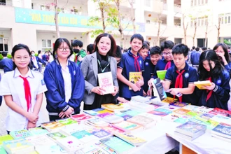 Cô Phan Thị Thục Hạnh cùng các em học sinh trong Ngày Sách và Văn hóa đọc tại Trường trung học cơ sở Phương Mai.
