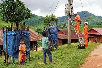 Đưa điện về thôn Pa Lin, xã A Vao, huyện miền núi Đakrông, tỉnh Quảng Trị.