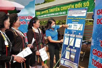 Bảo hiểm xã hội huyện Tiên Yên (Quảng Ninh) tuyên truyền các dịch vụ chuyển đổi số cho người dân xã Hải Lạng.