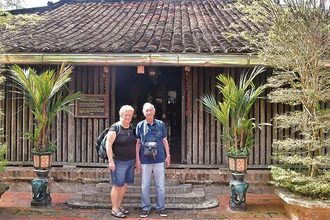 Du khách Tây Ban Nha tham quan nhà cổ của gia đình ông Trần Tuấn Kiệt.