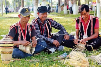 Nghệ nhân xã Ia Pết (huyện Đắk Đoa) trình diễn kỹ thuật đan lát tại Ngày hội sắc màu văn hóa Gia Lai.