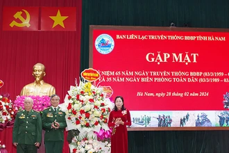 Phó Bí thư Thường trực Tỉnh ủy Hà Nam tặng hoa chúc mừng các cựu chiến binh Bộ đội Biên phòng tỉnh.