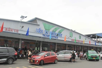 Chiều tối 31/8, tại Bến xe Miền Tây (quận Bình Tân), sau khi kết thúc giờ làm nhiều người dân đã di chuyển về đây để mua vé và lên xe về quê.