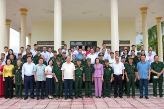 Phó Chủ tịch Quốc hội Nguyễn Thị Thanh chụp ảnh lưu niệm với cán bộ Trung tâm Điều dưỡng Thương binh Nho Quan và các thương binh, bệnh binh.