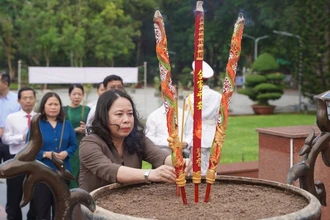 Phó Chủ tịch nước Võ Thị Ánh Xuân thắp hương tri ân các anh hùng liệt sĩ tại Nghĩa trang Hàng Dương, huyện Côn Đảo.